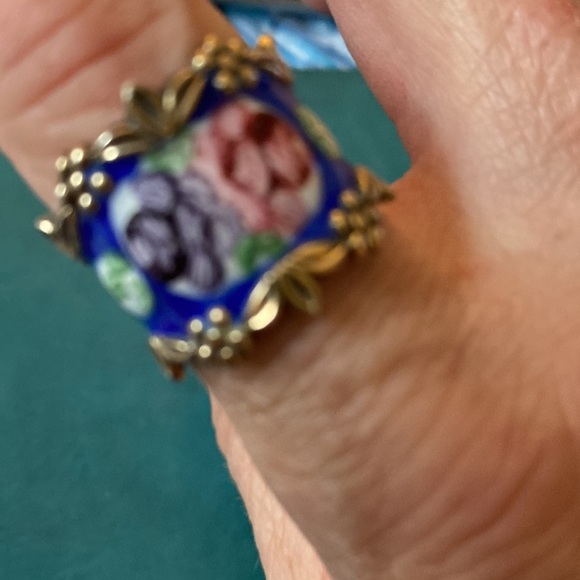 SIZE 7 Sterling Silver ring styled in cloussine design - Picture 4 of 6